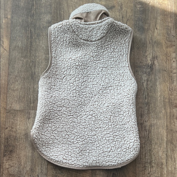 Women’s Abercrombie Cream Sherpa Vest - Picture 6 of 6